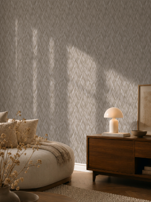 ‘Cosiness’ non-woven wallpaper in the living room, featuring a diamond pattern in beige