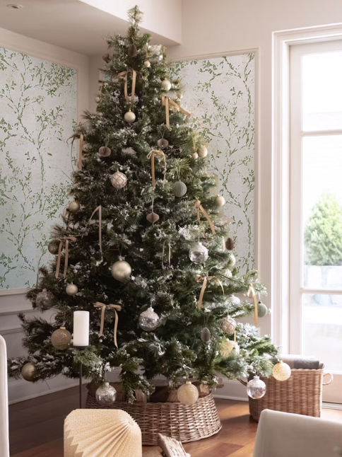 [Translate to English:] Raumbild Weihnachten mit grün weißer botanischer Tapete