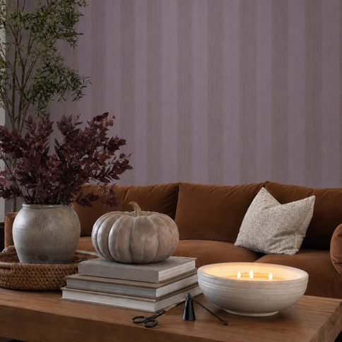 Papier peint à rayures violettes dans le salon