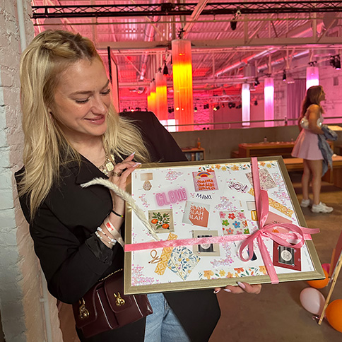 Frau mit Interior Moodboard in der Hand