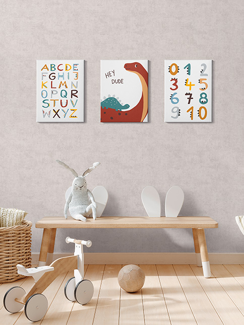 Chambre d'enfant avec toile grise unie et tableaux