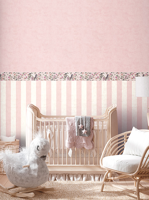 Chambre d'enfant rose avec papier peint et bordure à rayures