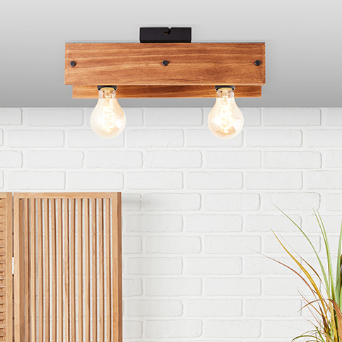 Photo de la chambre avec lampe en bois