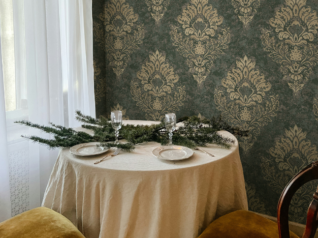 Ornamental wallpaper with floral style & gold effect – beige, brown, green