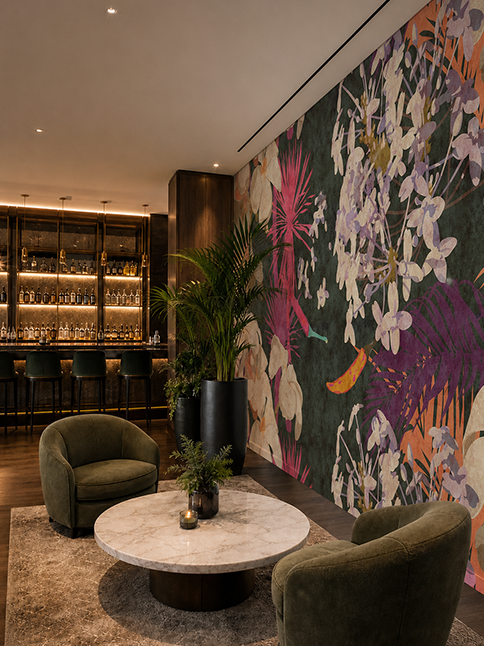 Bar im Hotel mit floraler, bunter Tapete