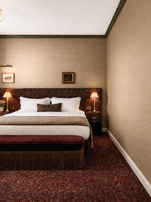 Goldene Unitapete im Hotelzimmer vintage