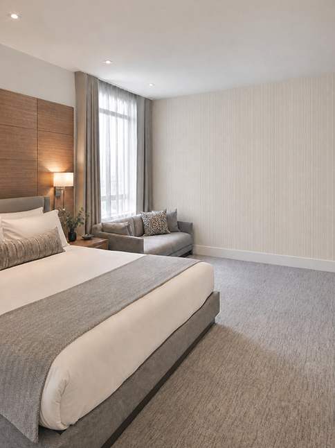 Hotelzimmer modern mit heller Unitapete
