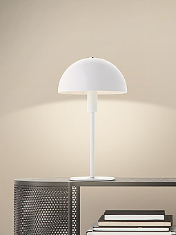 Raumbild weiße Tischlampe