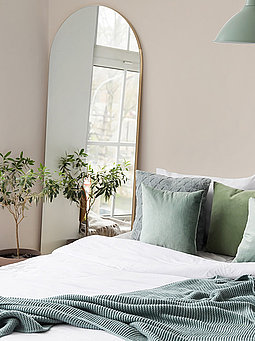 Raumbild mit beiger Wandfarbe