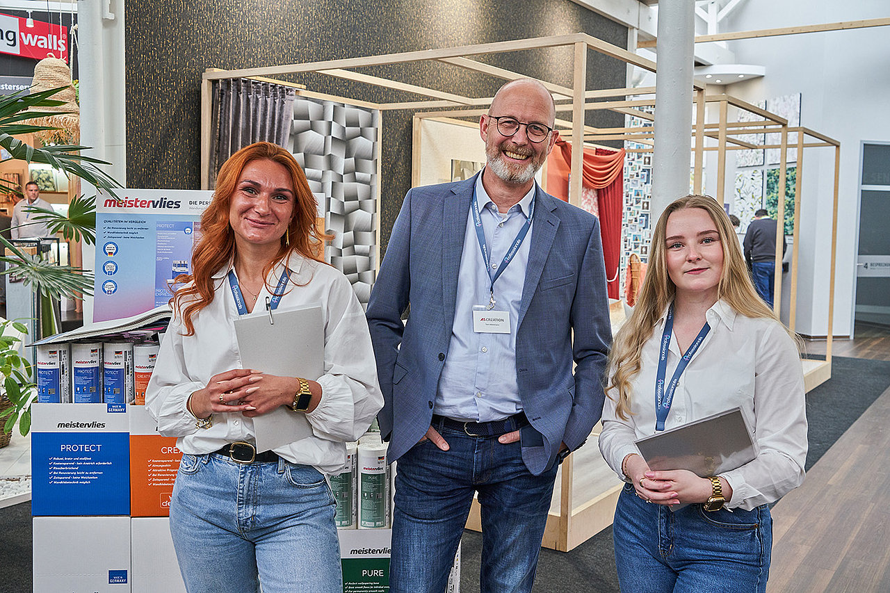 Mitarbeiter im Showroom